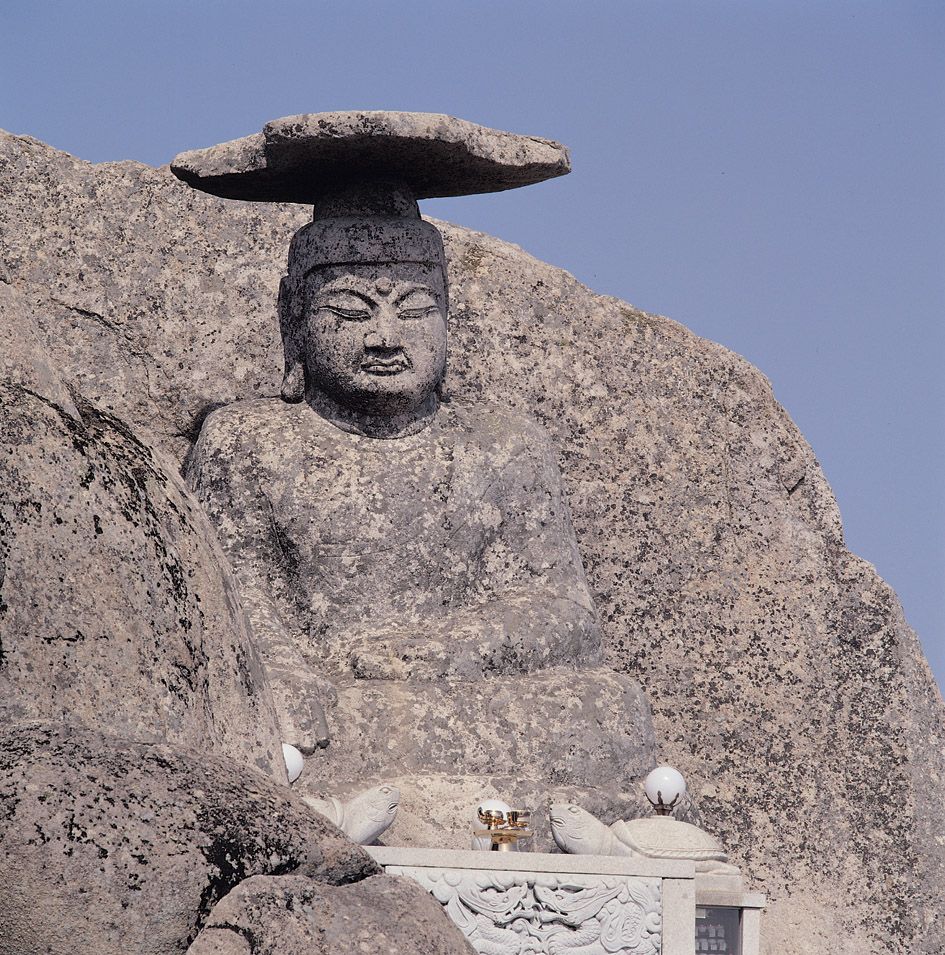 팔공산의 갓바위는 소원을 들어준다는 전설 때문에 수험생 학부모들에게 인기가 많다. / 출처: 국가유산청