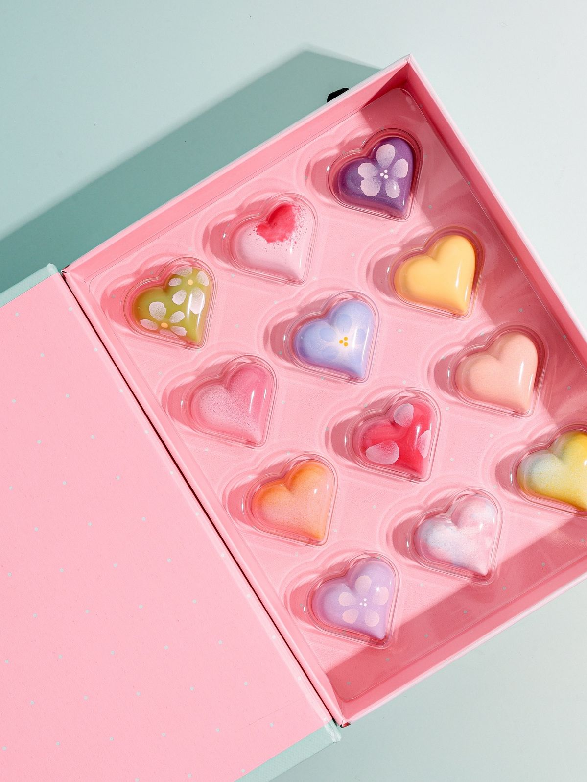 책 모양의 초콜릿 세트를 판매하는 스틱윗미 / 이미지 출처: 인스타그램 @swmsweetskorea