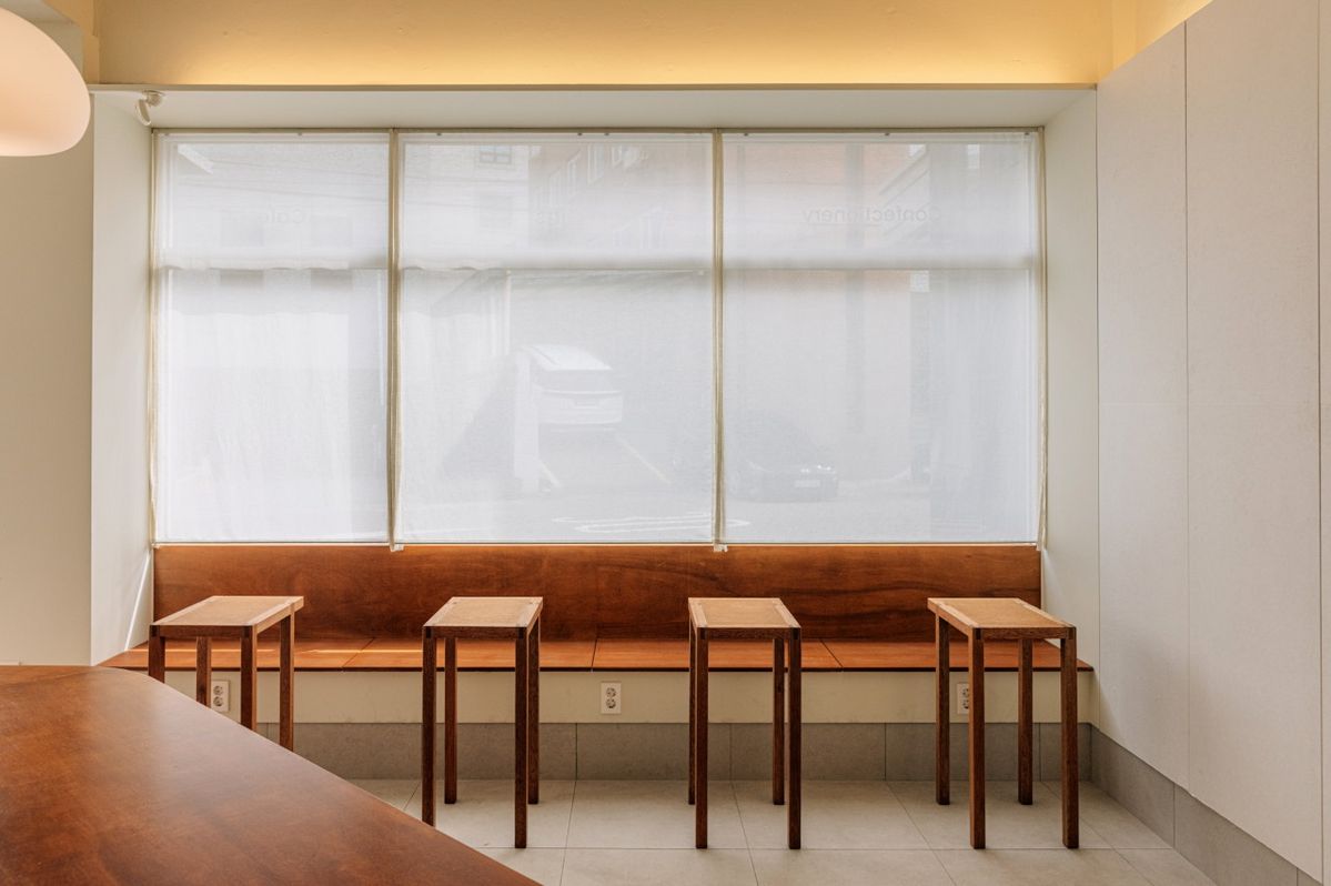 내부에는 테이블과 의자가 있어 차, 커피 등과 함께 연과를 즐길 수 있다. / 이미지출처: 네이버 지도 업체 제공 이미지