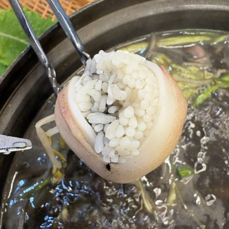 된장 베이스에 조개와 함께 우려낸 활쭈꾸미 샤브샤브를 즐길 수 있다. / 이미지 출처: 네이버 지도 업체 제공