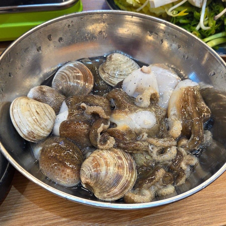 된장 베이스에 조개와 함께 우려낸 활쭈꾸미 샤브샤브를 즐길 수 있다. / 이미지 출처: 네이버 지도 업체 제공