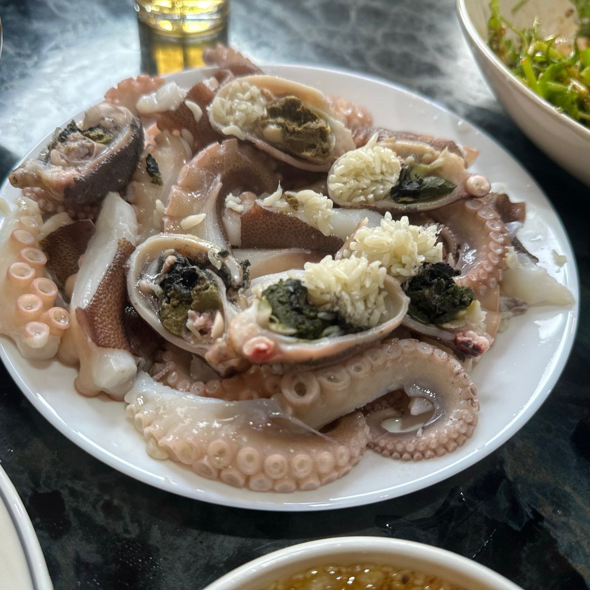 숙회로 제공되는 알쭈꾸미와, 싱싱한 제철 해산물을 맛볼 수 있어 인상적인 곳. / 이미지 출처: 네이버 지도 업체 제공