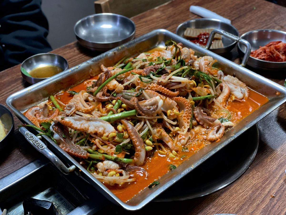 생쭈꾸미와 동시에 낚지도 취급해 전골과 철판 볶음 요리로 제공하는 곳. 제철 채소와 곁들여 먹으면 별미다. / 이미지 출처: 네이버 지도 업체 제공