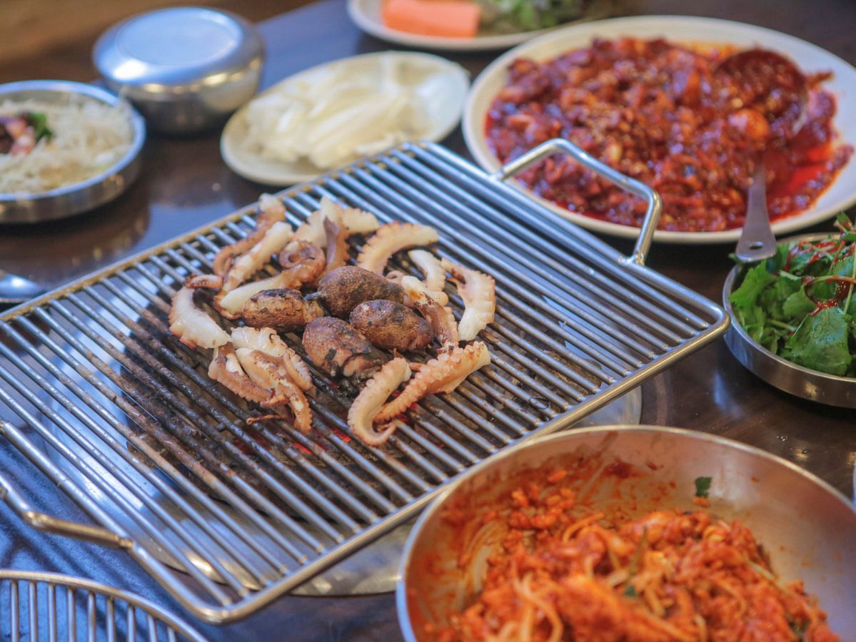 숯불 구이와 숙회로 생쭈꾸이를 맛볼 수 있고, 기호에 따라 양념과 마늘 쭈꾸미, 쭈삼 불고기로 즐길 수 있다. / 이미지 출처: 네이버 지도 업체 제공