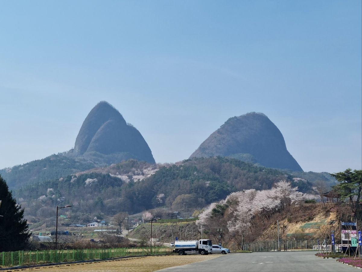 암마이봉과 수마이봉으로 이루어진 마이봉은 유일한 부부봉이다. / 출처: 진안고원 마이산도립공원 홈페이지