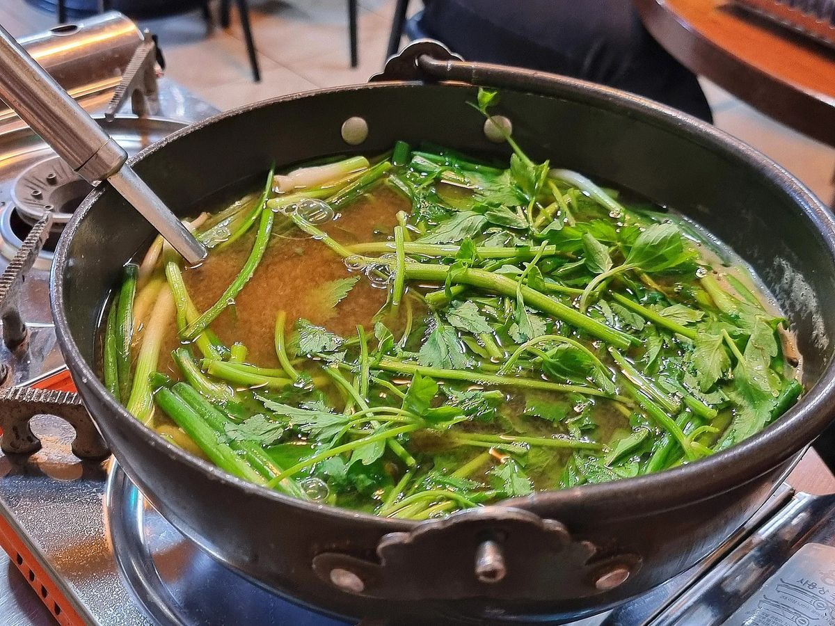 미나리 향내음이 가득한 쭈꾸미 샤브샤브가 쭈꾸미마을의 인기 메뉴. / 이미지 출처: 네이버 지도 업체 제공