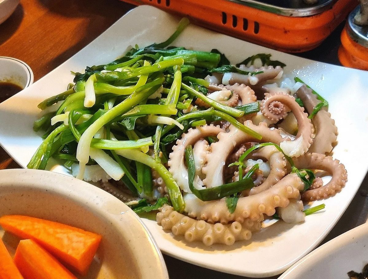 미나리 향내음이 가득한 쭈꾸미 샤브샤브가 쭈꾸미마을의 인기 메뉴. / 이미지 출처: 네이버 지도 업체 제공