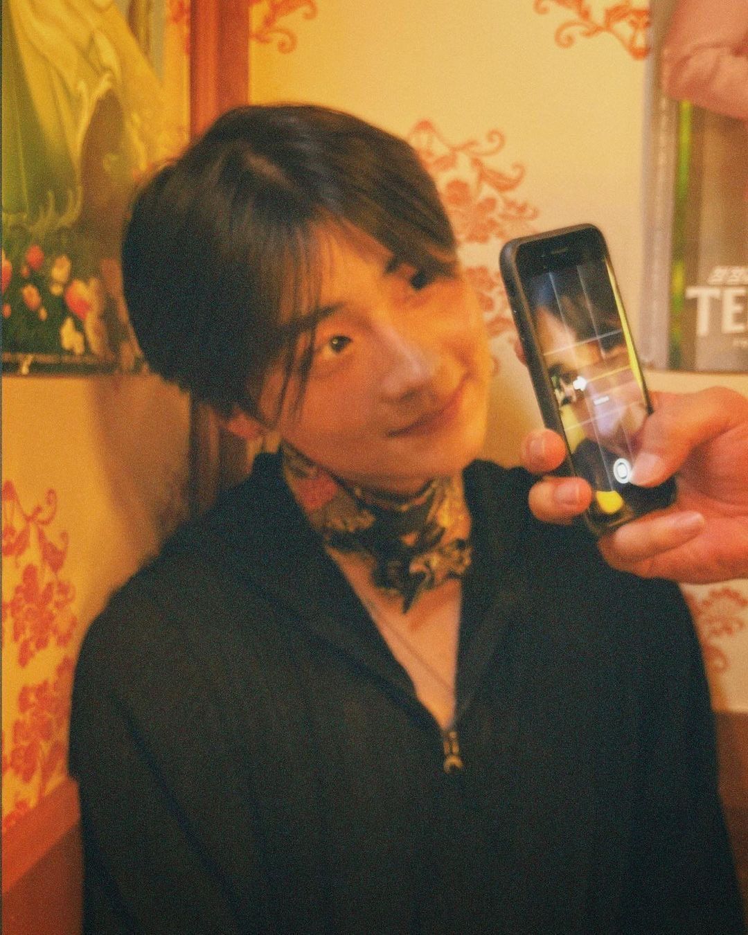 보로 느낌 스카프로 빈티지한 매력을 극대화한 나현웅. / 이미지 출처: 인스타그램 @g4k4a