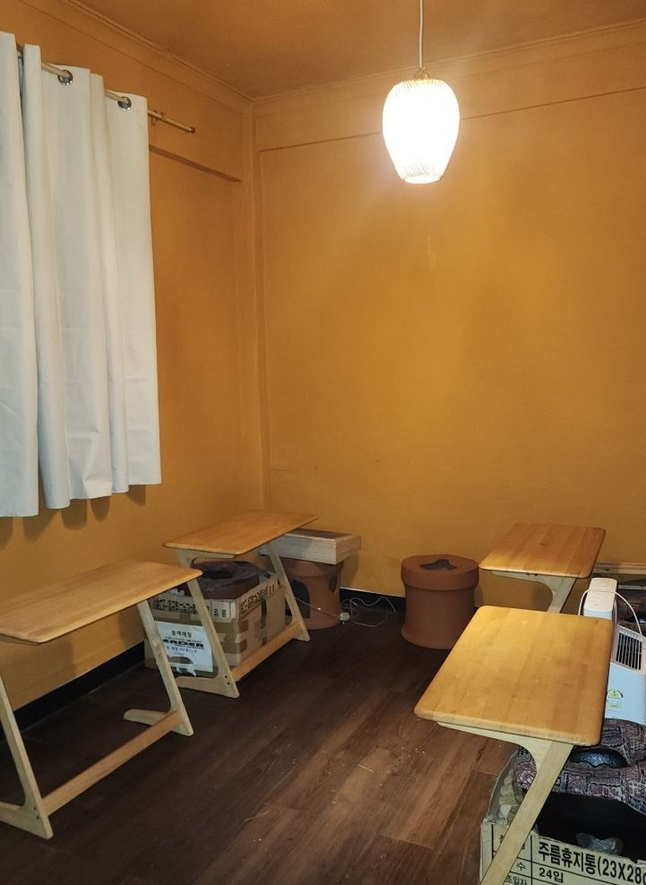 혈자리에 왕쑥뜸을 배치해 열을 넣고, 염증을 제거하는 그린 왕쑥뜸방의 온열 요법. / 이미지 출처: 네이버 지도 업체 제공