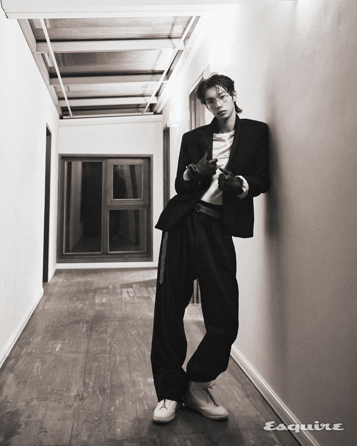 재킷, 티셔츠, 팬츠, 슈즈, 글러브 모두 메종 마르지엘라. 안경 하이칼라 by 로케이트 아이웨어. 