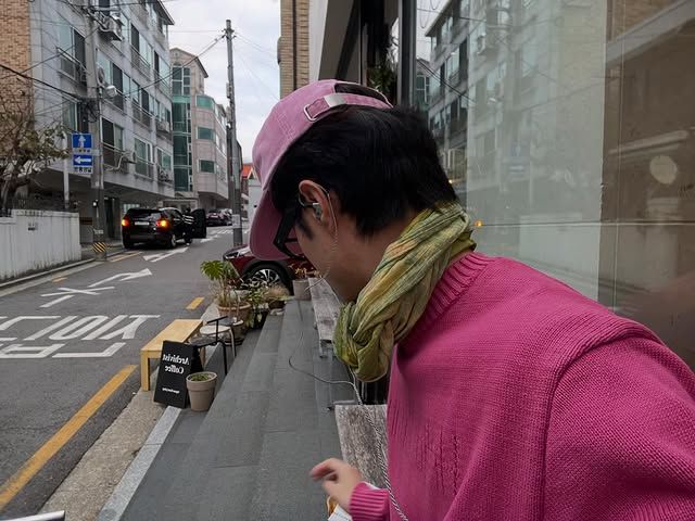 보로 느낌 스카프로 빈티지한 매력을 극대화한 나현웅. / 이미지 출처: 인스타그램 @g4k4a