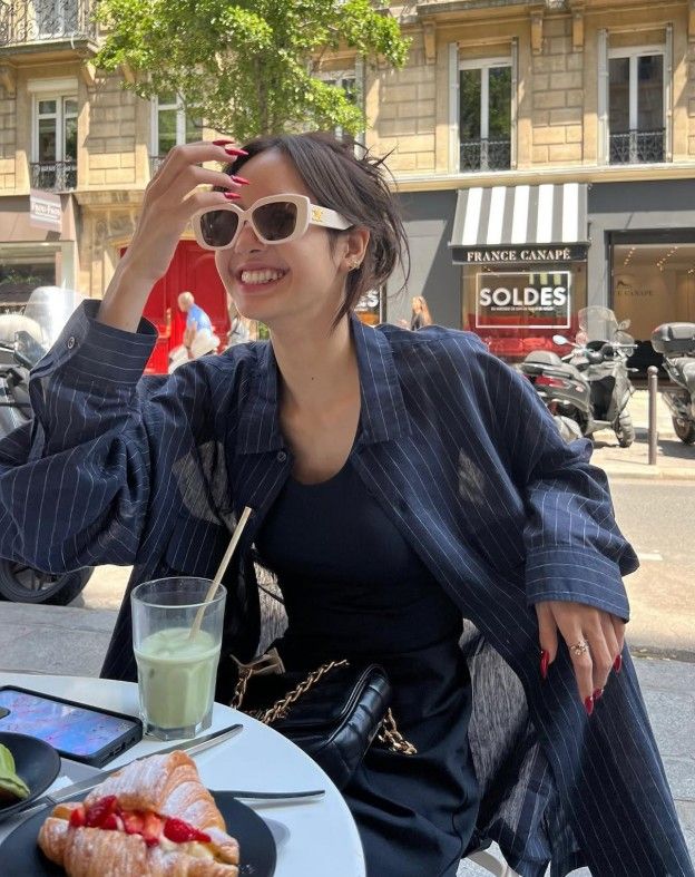 한국인 부부가 운영하는 카페 밀레앙에 방문한 리사. / 이미지 출처: 인스타그램 @lalalalisa_m