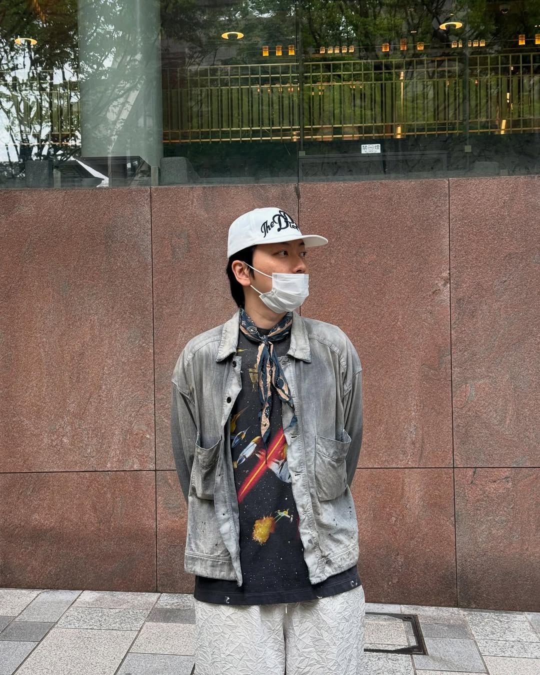 짧고 얇은 디자인의 스카프를 선택해 룩의 포인트로 활용하는 이동휘. / 이미지 출처: 인스타그램 @dlehdgnl