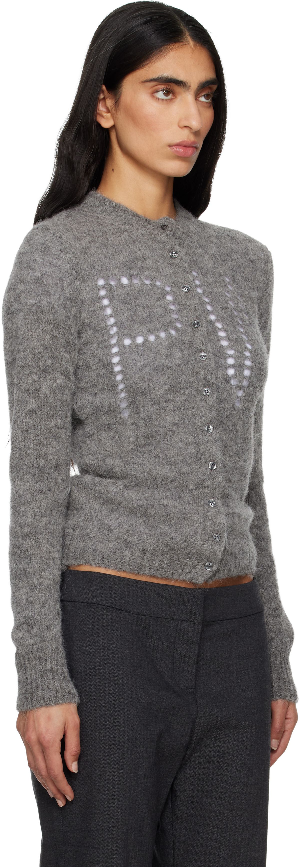 앞면의 귀여운 패턴 로고가 특징인 베이직 니트 가디건 / 이미지 출처: SSENSE