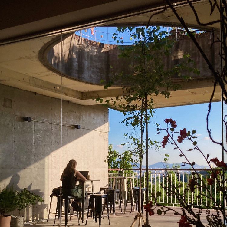 하트 모양 천공이 자연 속에 머무는 기분을 선사한다. / 출처: 희작 네이버 지도 업체 등록