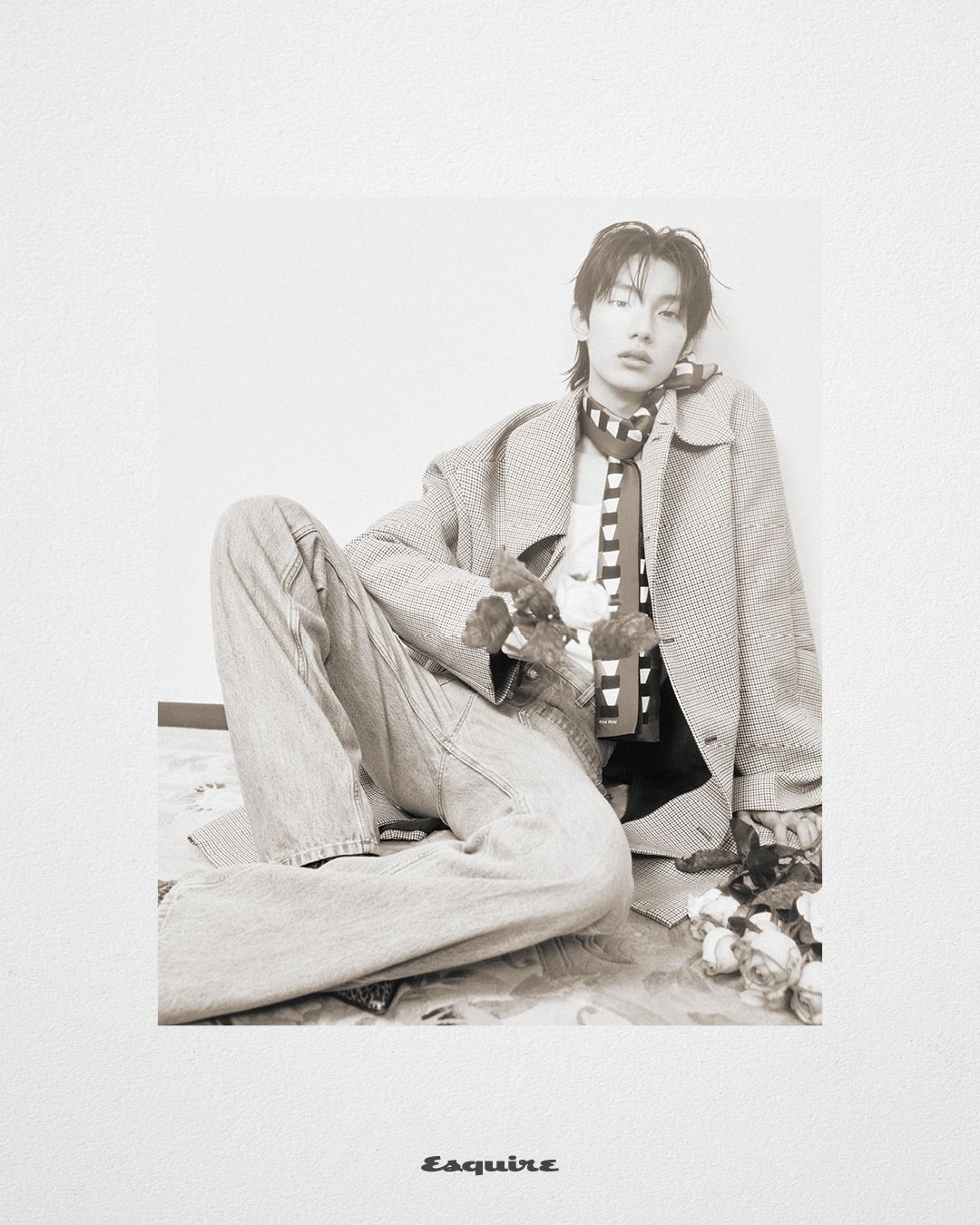 코트, 슬리브리스 모두 드리스 반 노튼. 팬츠, 부츠 모두 발렌티노. 스카프 미우미우. 링 톰우드. 