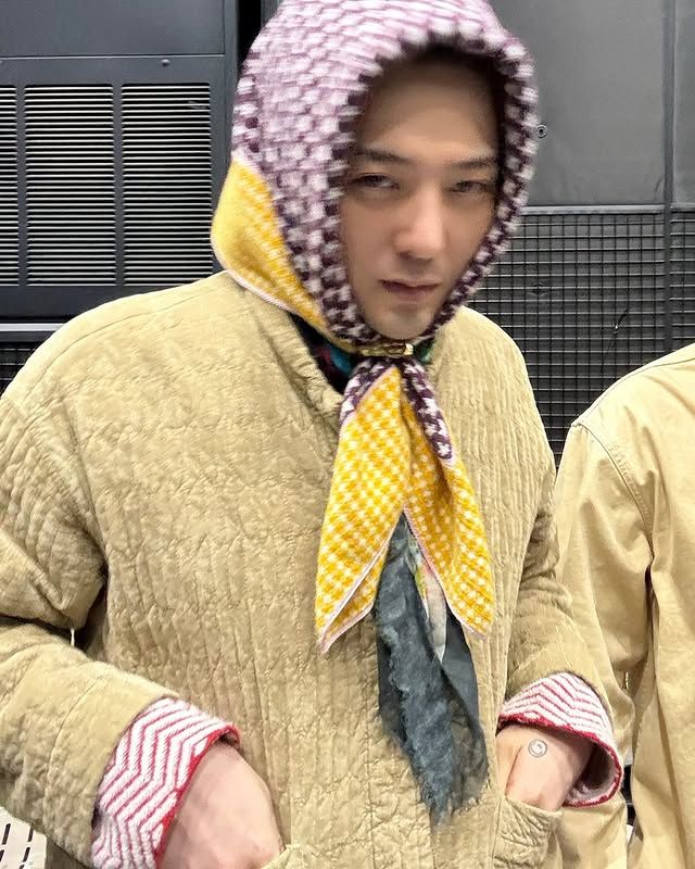 스카프를 포함한 모든 아웃핏에 패턴이 들어가 화려하지만 과하지 않은 지드래곤의 스카프 스타일링. 시그너처 '바부슈카' 스타일로 완성했다. / 이미지 출처: 인스타그램 @8lo8lo8lowme