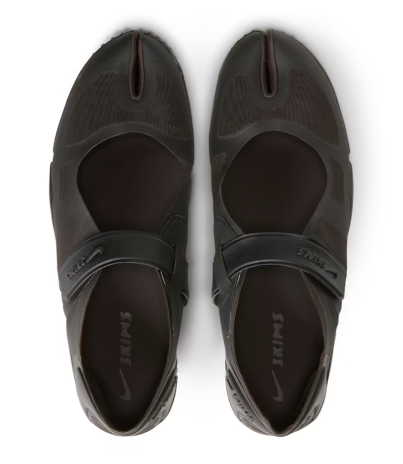 SS 시즌 다시 주목받을 플랫 슈즈 트렌드에 맞춰 편안함과 스타일을 동시에 챙길 수 있는 풋웨어 / 이미지 출처: 스킴스 