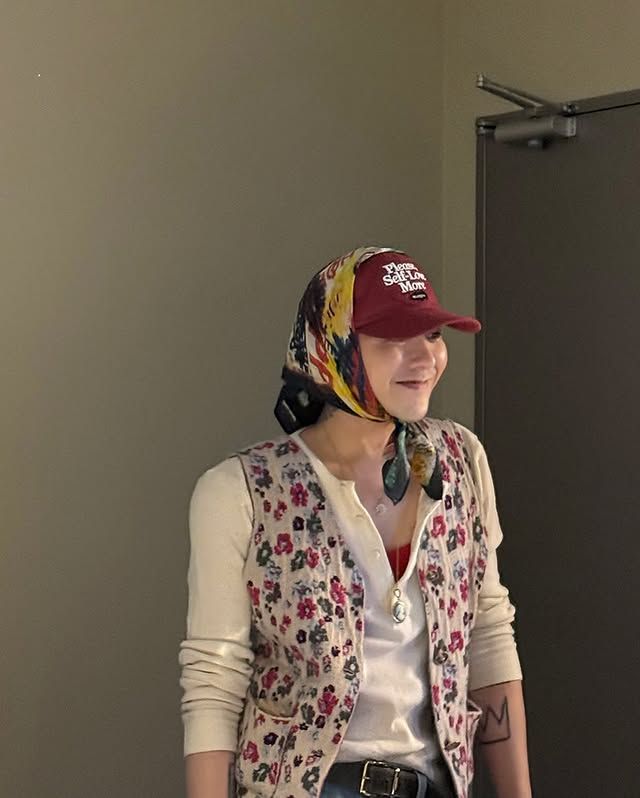 스카프를 포함한 모든 아웃핏에 패턴이 들어가 화려하지만 과하지 않은 지드래곤의 스카프 스타일링. 시그너처 '바부슈카' 스타일로 완성했다. / 이미지 출처: 인스타그램 @8lo8lo8lowme