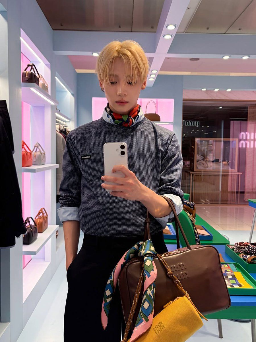 보로 느낌 스카프로 빈티지한 매력을 극대화한 나현웅. / 이미지 출처: 인스타그램 @g4k4a