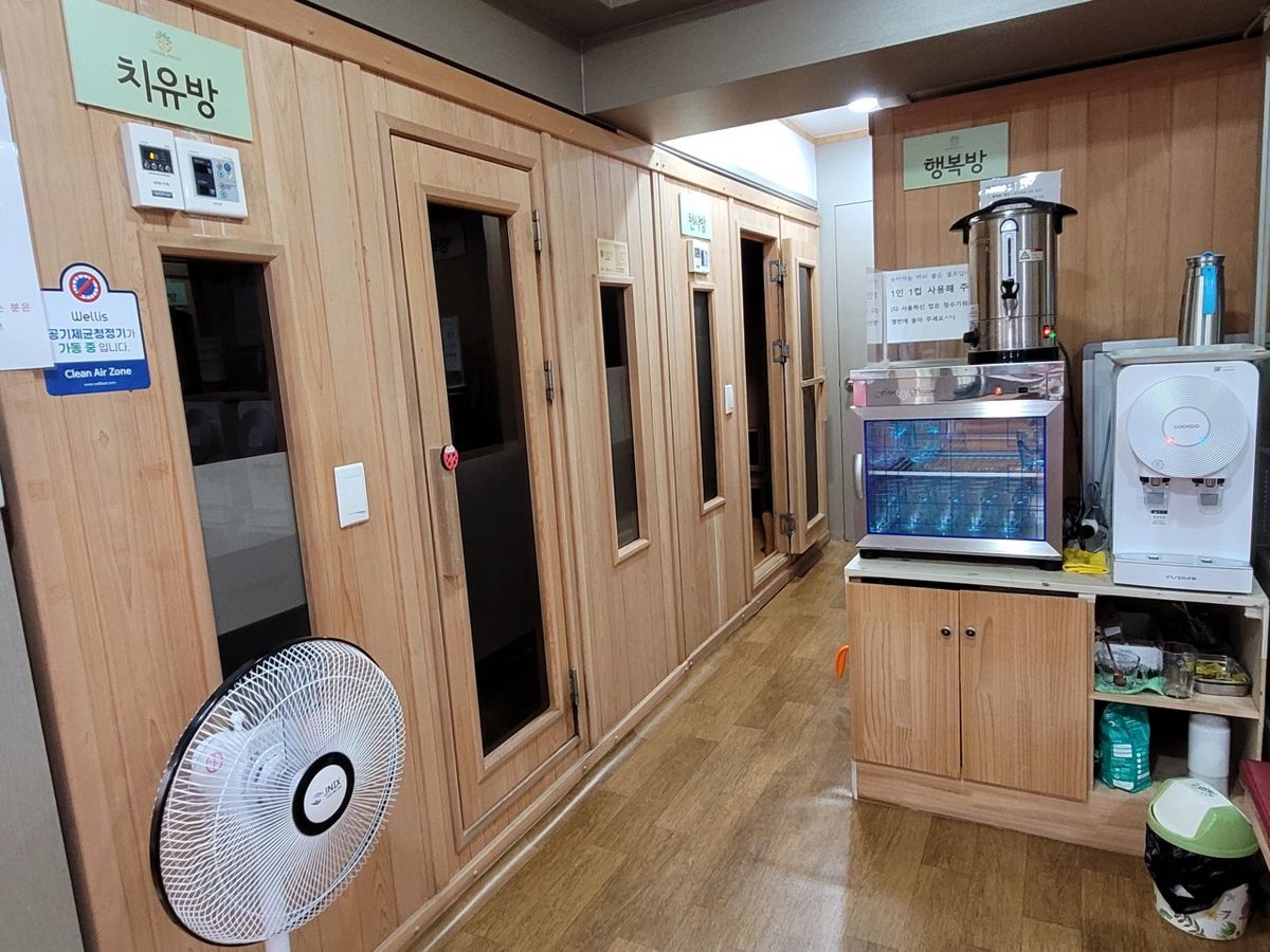 부모님도 반할 망원의 힐링 테라피 공간. 프라이빗한 건식 사우나 부스와 족욕을 제공한다. / 이미지 출처: 네이버 지도 업체 제공