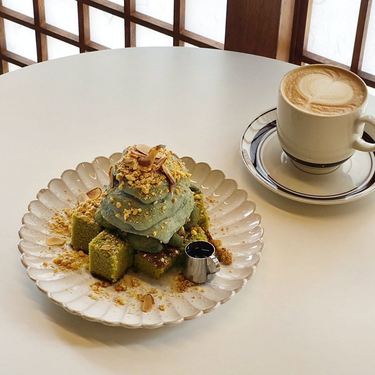 말차 카스테라에 쑥 크림, 인절미 등을 더한 ‘쑥절미 카스테라’를 추천한다. / 출처: 내자상회 인스타그램