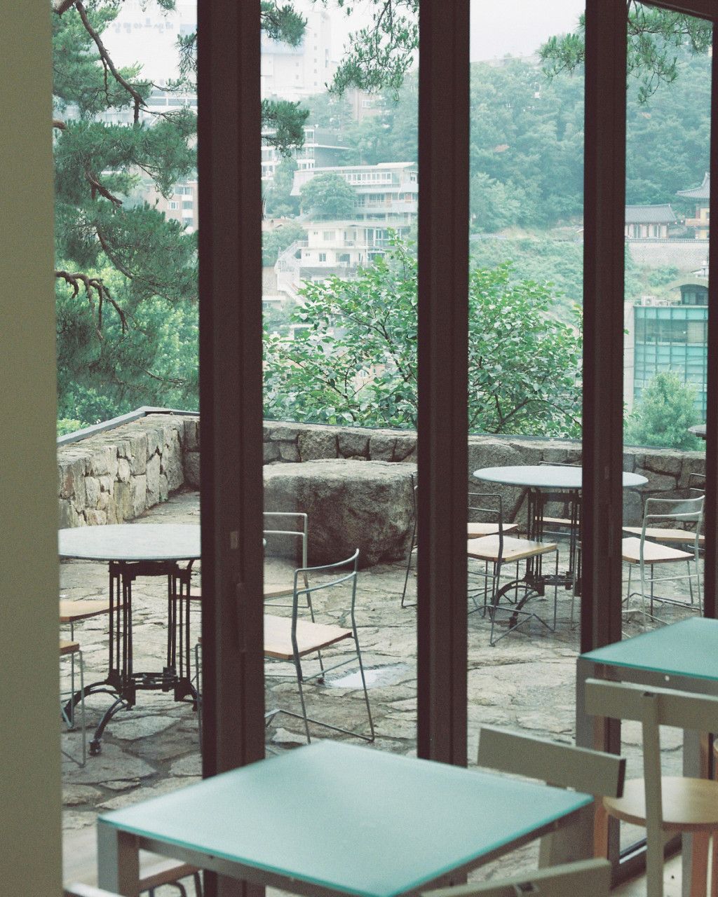 낮은 돌담이 둘러진 테라스에서는 부암동의 전경을 내려다볼 수 있다. / 출처: 희작 네이버 지도 업체 등록