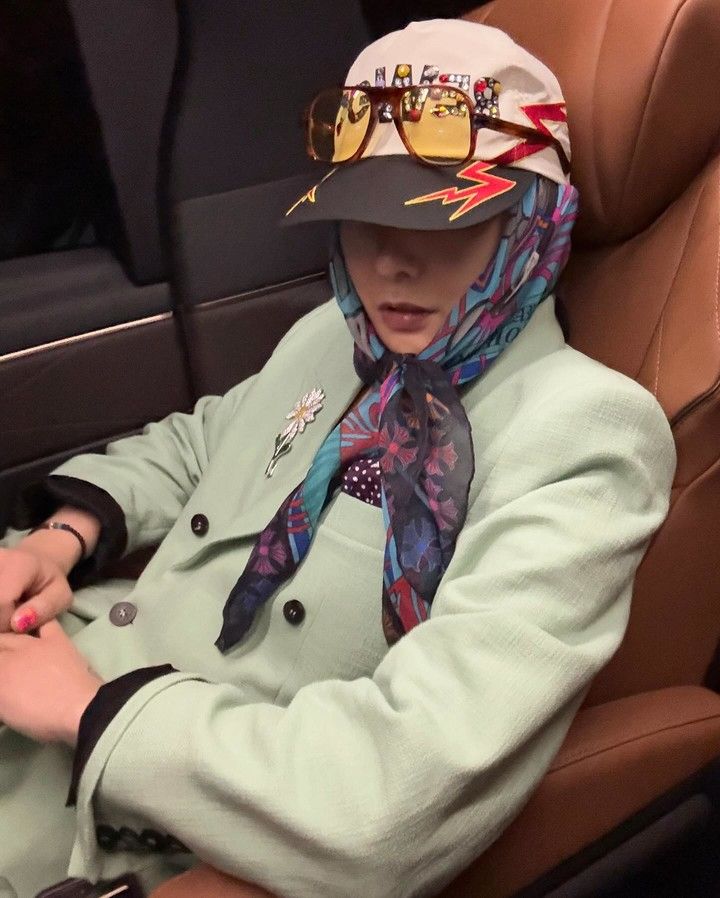 스카프를 포함한 모든 아웃핏에 패턴이 들어가 화려하지만 과하지 않은 지드래곤의 스카프 스타일링. 시그너처 '바부슈카' 스타일로 완성했다. / 이미지 출처: 인스타그램 @8lo8lo8lowme