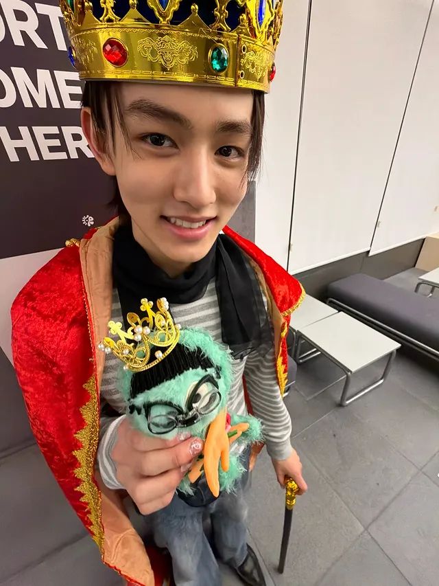 회색 니트와 블랙 스카프의 무난한 컬러 조합으로 차분하게 완성한 코르티스 성현의 스카프 스타일링. / 이미지 출처: 인스타그램 @cortis