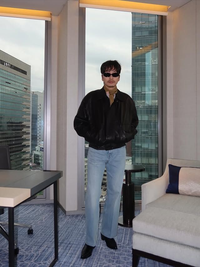 짧고 얇은 디자인의 스카프를 선택해 룩의 포인트로 활용하는 이동휘. / 이미지 출처: 인스타그램 @dlehdgnl