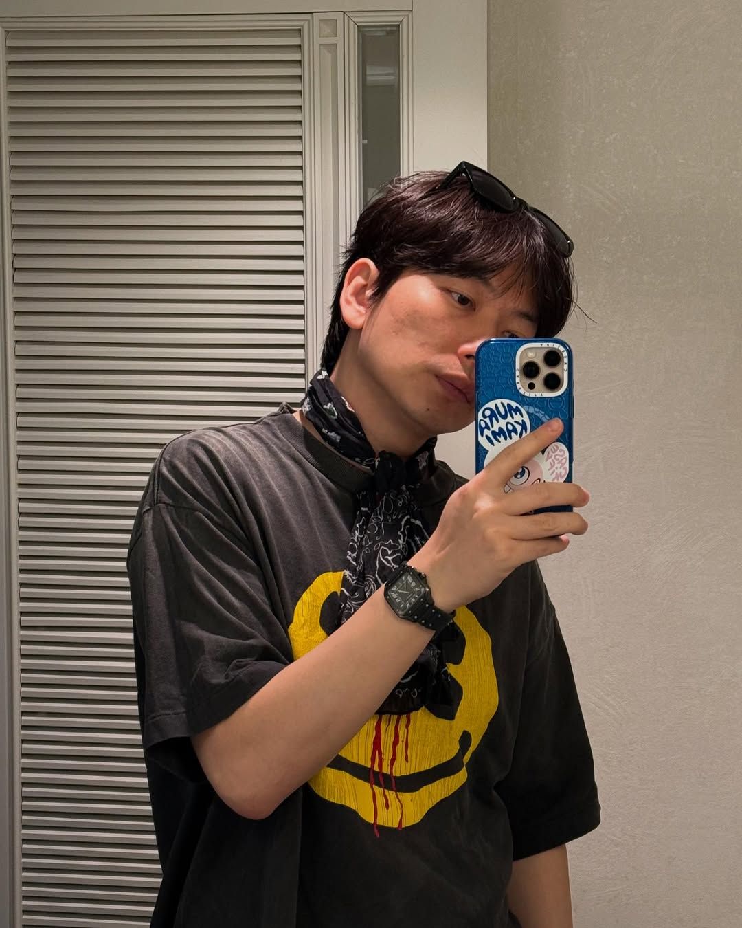 짧고 얇은 디자인의 스카프를 선택해 룩의 포인트로 활용하는 이동휘. / 이미지 출처: 인스타그램 @dlehdgnl