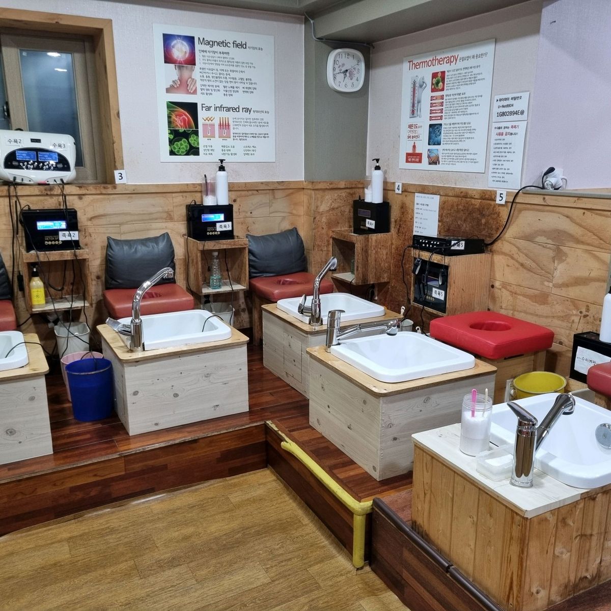 부모님도 반할 망원의 힐링 테라피 공간. 프라이빗한 건식 사우나 부스와 족욕을 제공한다. / 이미지 출처: 네이버 지도 업체 제공