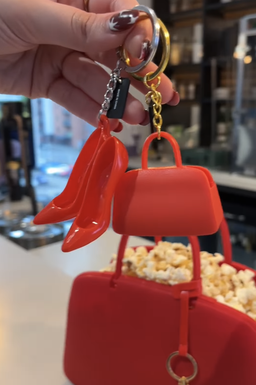 핸드백 모양 케이스에 팝콘을 담아주는 '악마는 프라다를 입는다 2' 콤보 / 이미지 출처: 인스타그램 @odeoncinemas