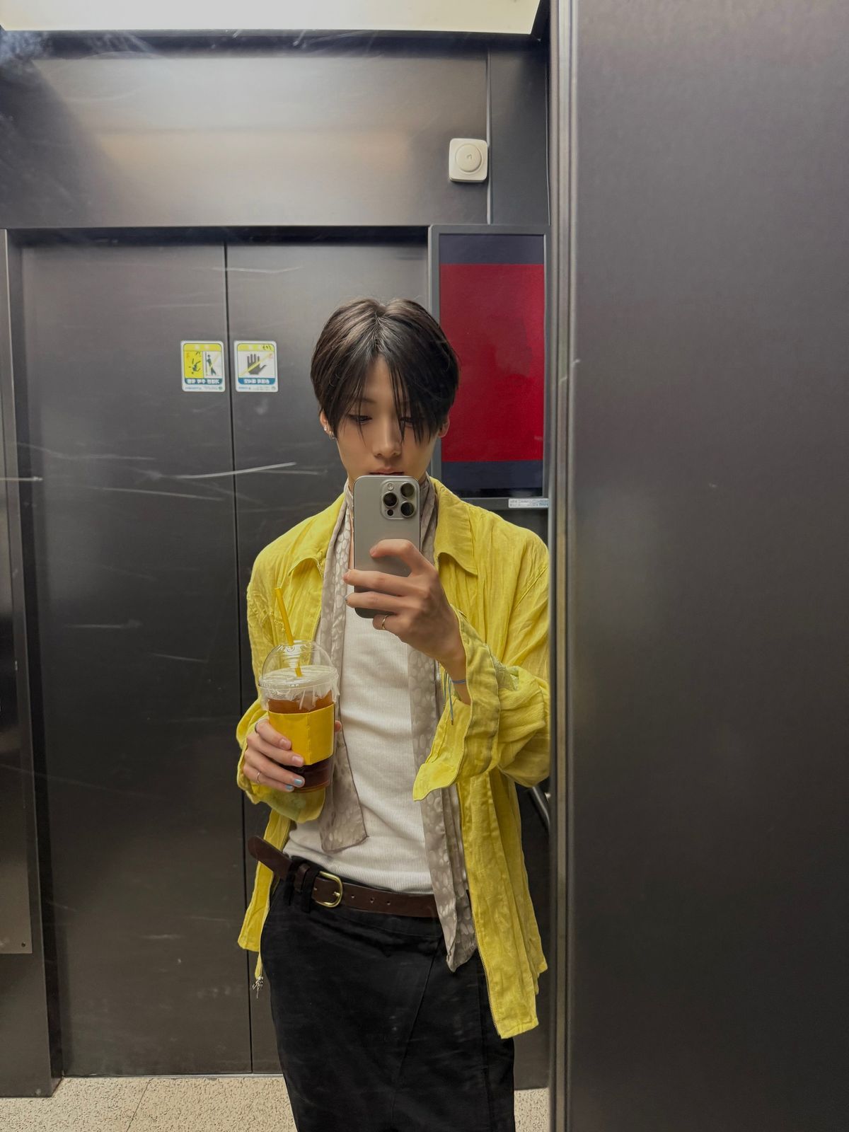 보로 느낌 스카프로 빈티지한 매력을 극대화한 나현웅. / 이미지 출처: 인스타그램 @g4k4a