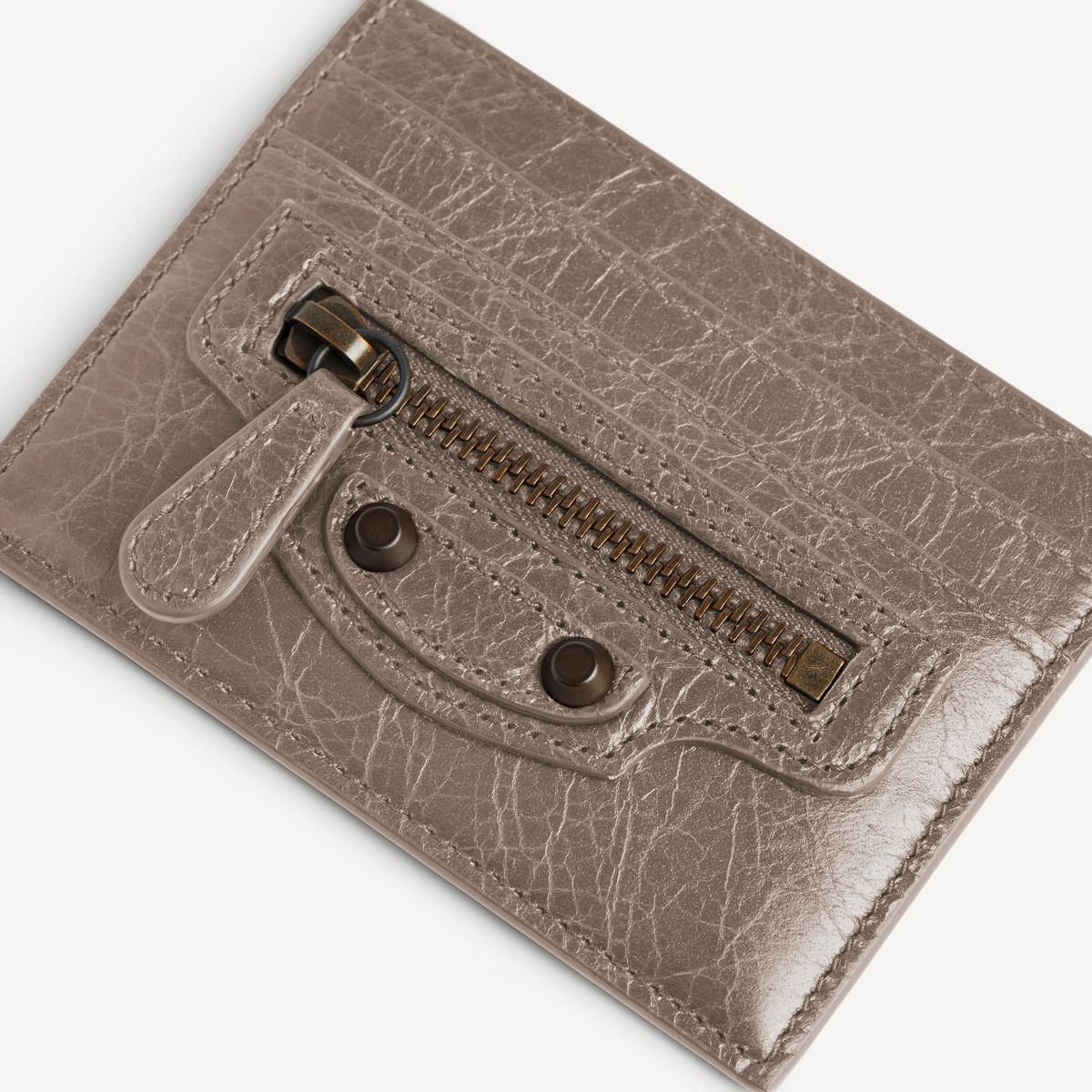 다크 누아 아레나 램스킨 소재의 르 시티 카드 홀더 / 이미지 출처: 발렌시아가