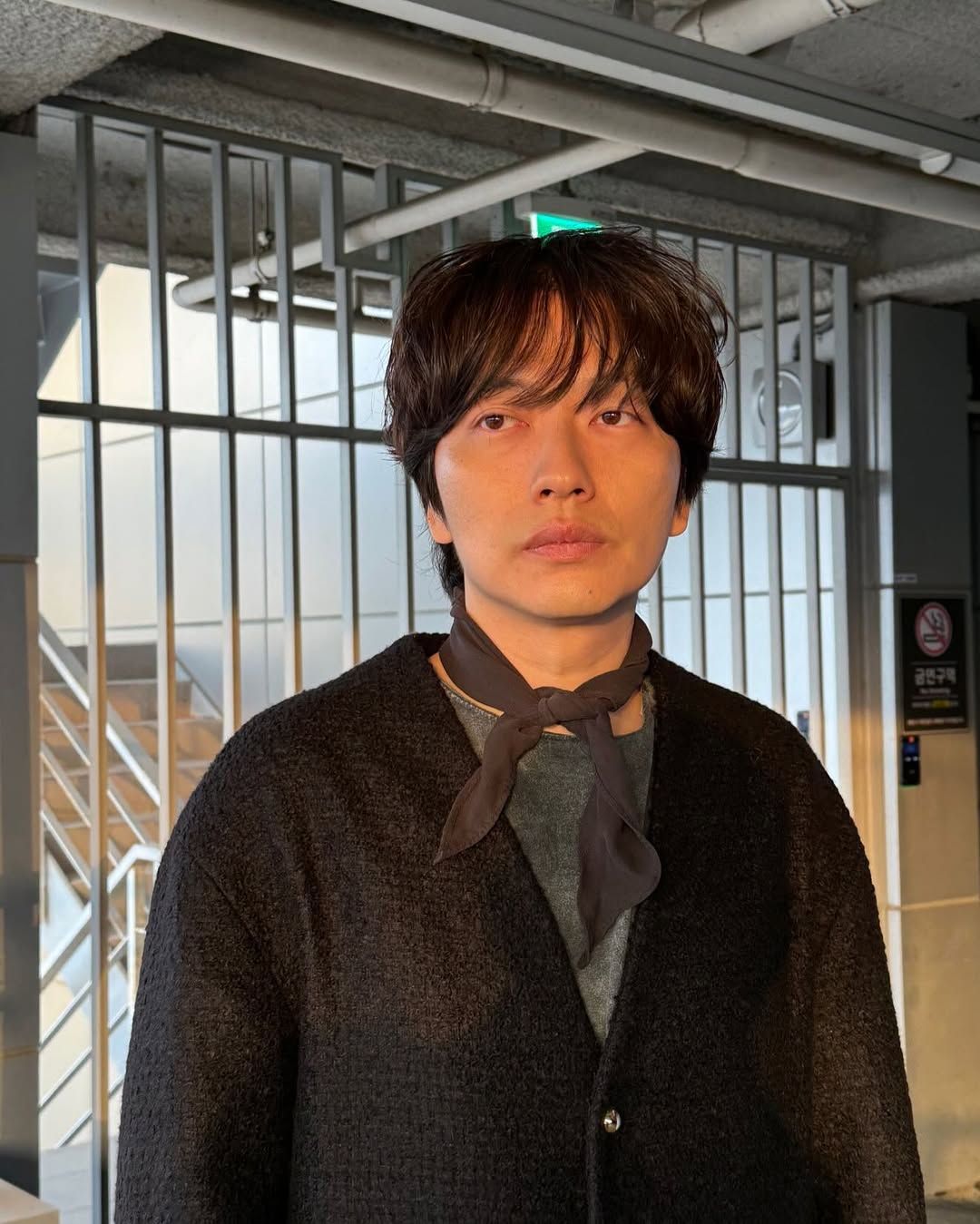 짧고 얇은 디자인의 스카프를 선택해 룩의 포인트로 활용하는 이동휘. / 이미지 출처: 인스타그램 @dlehdgnl