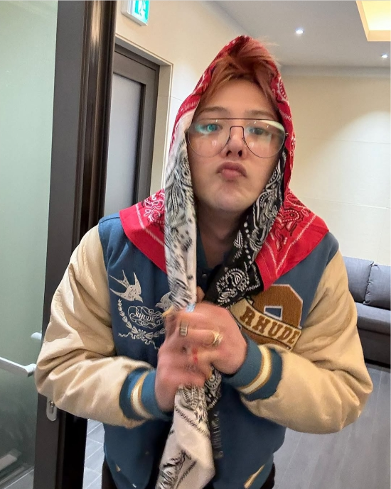 스카프를 포함한 모든 아웃핏에 패턴이 들어가 화려하지만 과하지 않은 지드래곤의 스카프 스타일링. 시그너처 '바부슈카' 스타일로 완성했다. / 이미지 출처: 인스타그램 @8lo8lo8lowme