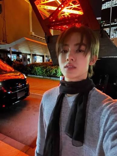 회색 니트와 블랙 스카프의 무난한 컬러 조합으로 차분하게 완성한 코르티스 성현의 스카프 스타일링. / 이미지 출처: 인스타그램 @cortis