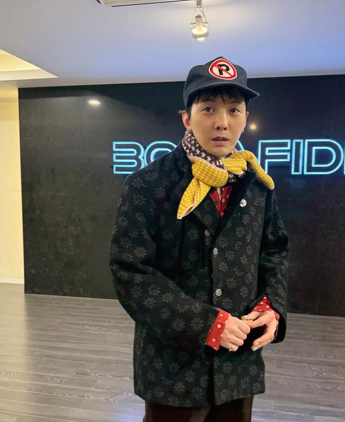 스카프를 포함한 모든 아웃핏에 패턴이 들어가 화려하지만 과하지 않은 지드래곤의 스카프 스타일링. 시그너처 '바부슈카' 스타일로 완성했다. / 이미지 출처: 인스타그램 @8lo8lo8lowme