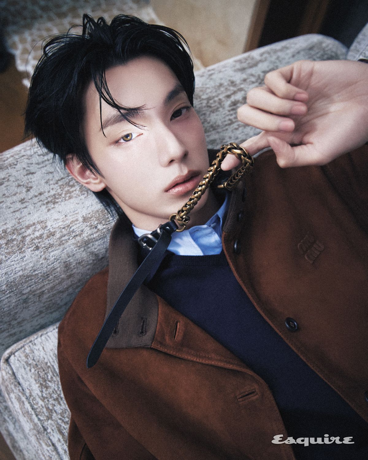 재킷, 니트, 셔츠 네크리스 모두 미우미우. 