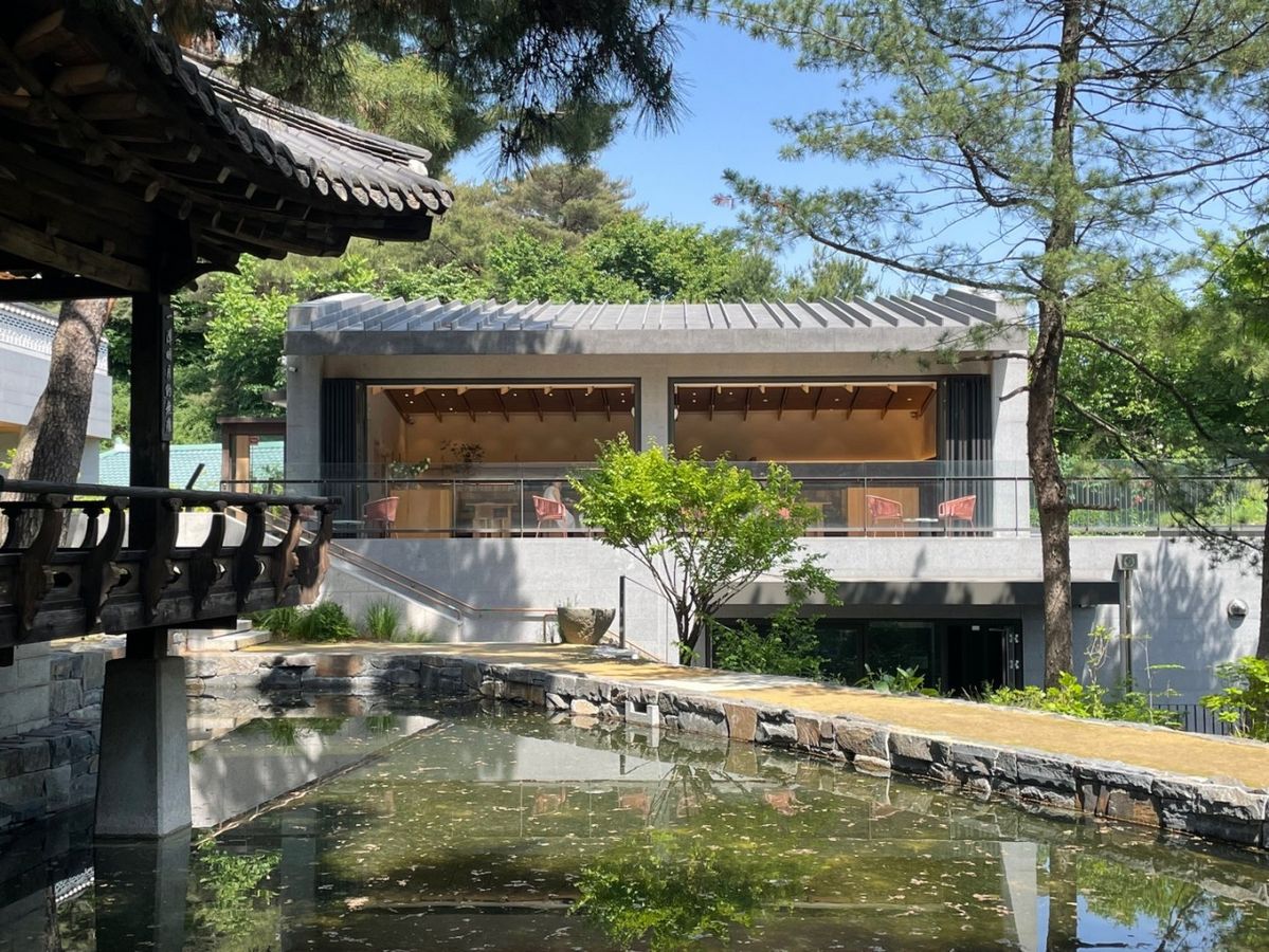 ‘차담by 갤러리 더 스퀘어’의 외관과 인테리어는 모던한 분위기로 조성됐다. / 출처: 차담by 갤러리 더 스퀘어 네이버 지도 업체 등록