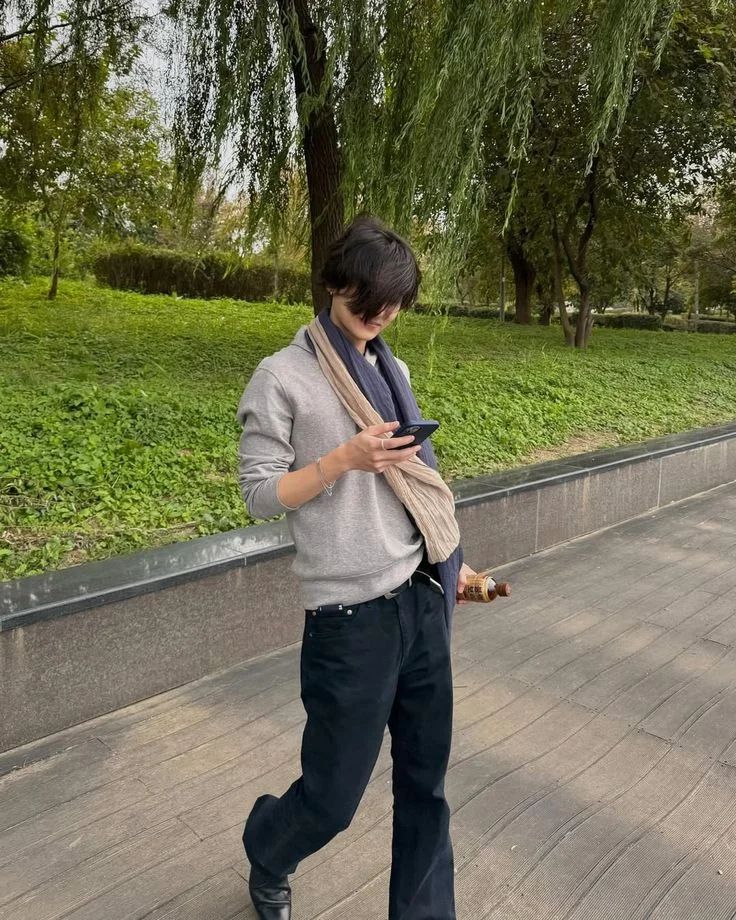 보로 느낌 스카프로 빈티지한 매력을 극대화한 나현웅. / 이미지 출처: 인스타그램 @g4k4a