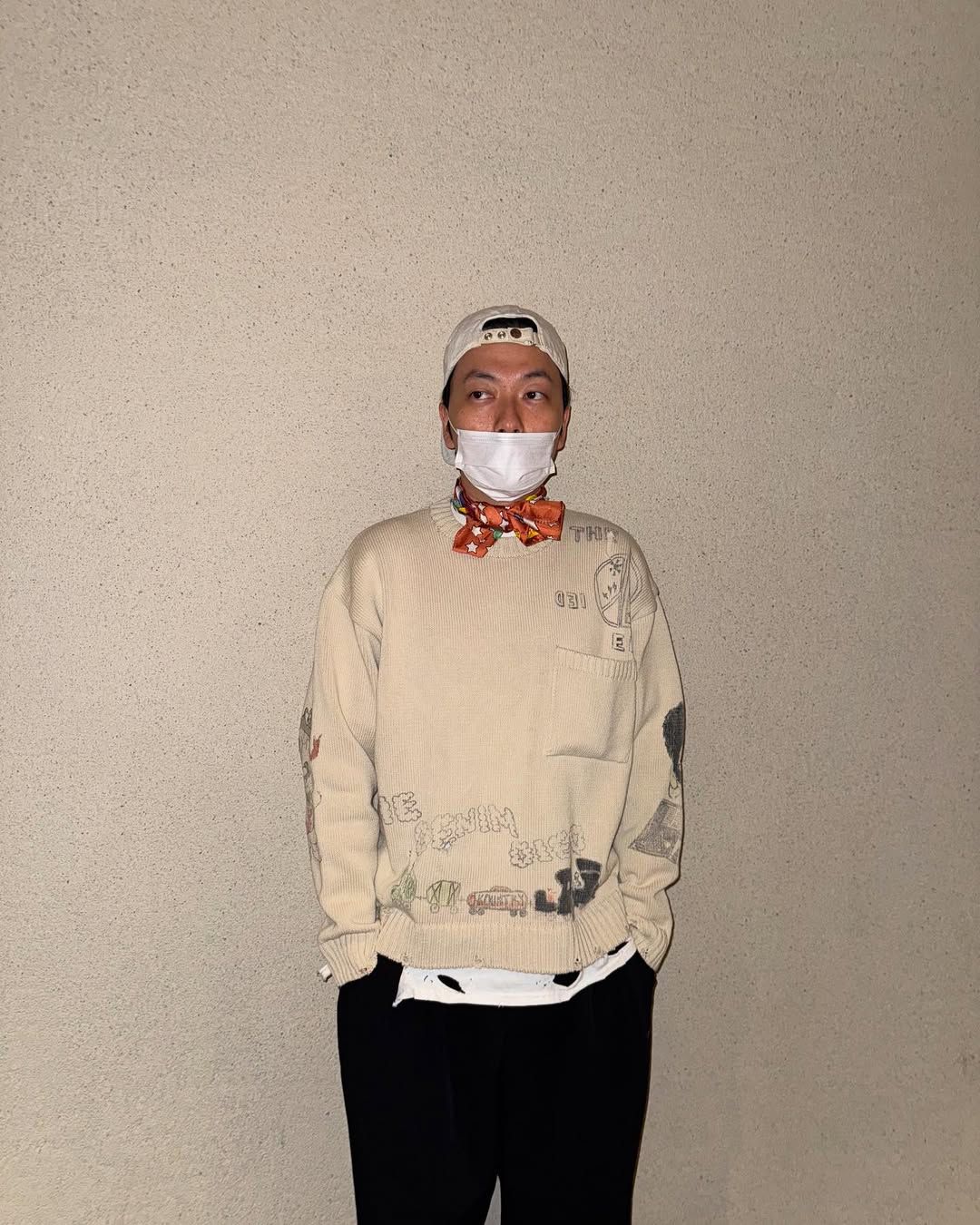 짧고 얇은 디자인의 스카프를 선택해 룩의 포인트로 활용하는 이동휘. / 이미지 출처: 인스타그램 @dlehdgnl