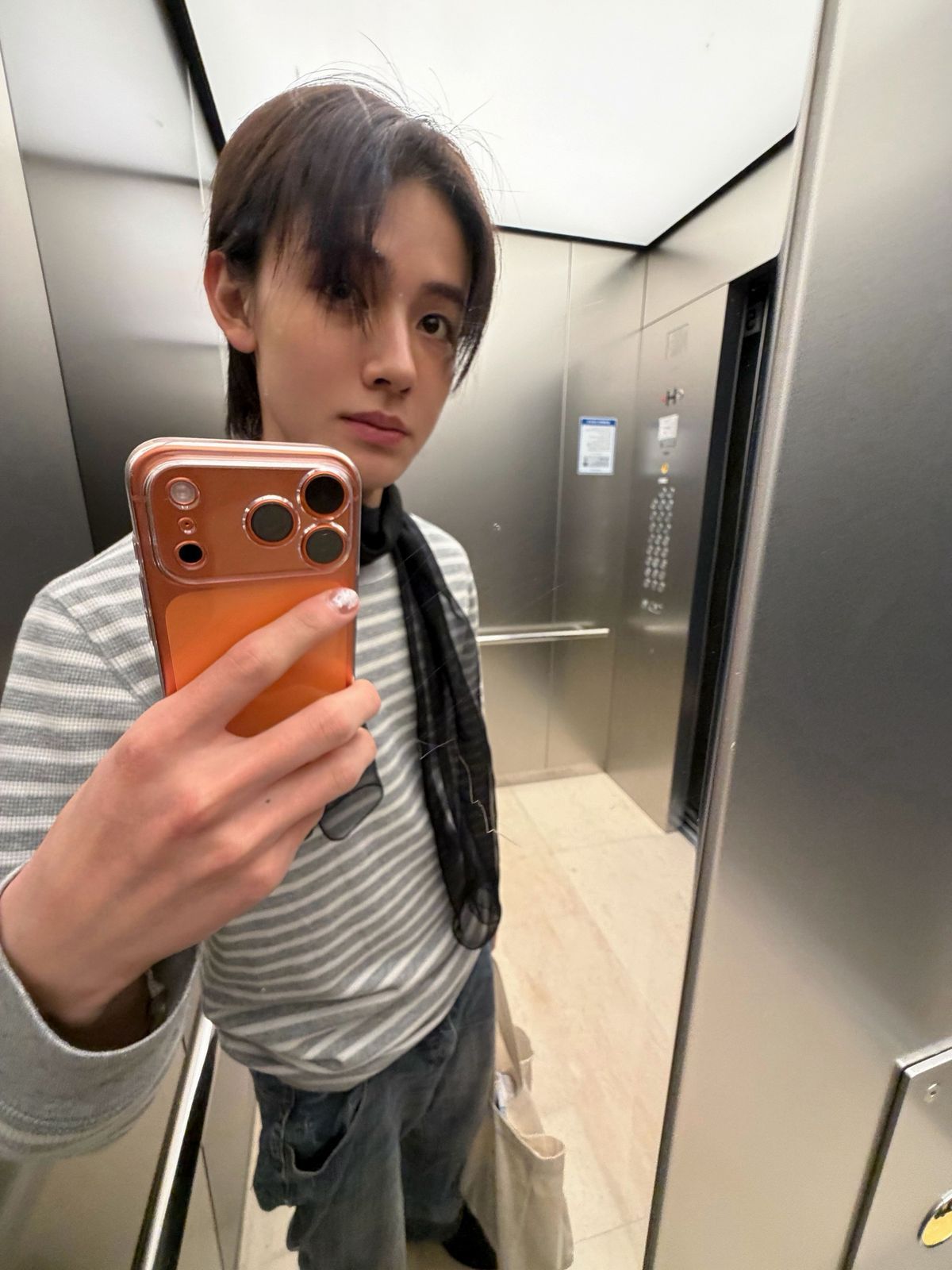 회색 니트와 블랙 스카프의 무난한 컬러 조합으로 차분하게 완성한 코르티스 성현의 스카프 스타일링. / 이미지 출처: 인스타그램 @cortis