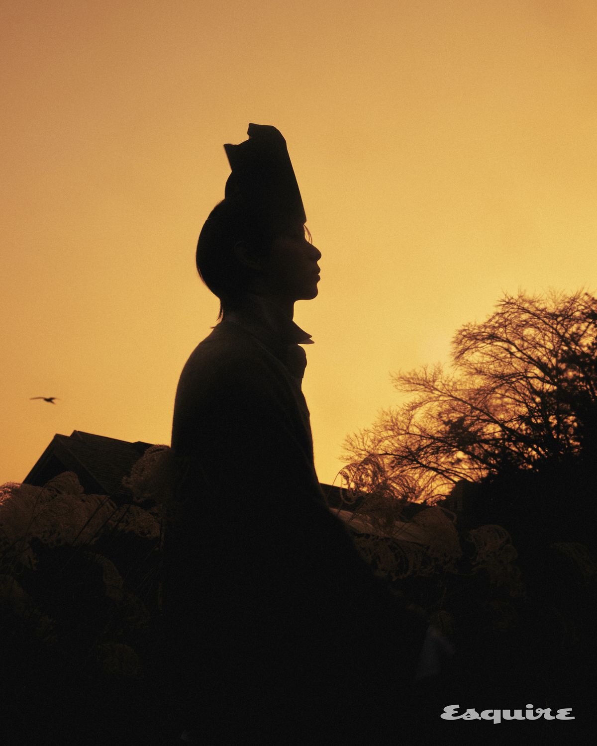 스웨터, 셔츠, 쇼츠, 타이 모두 디올.