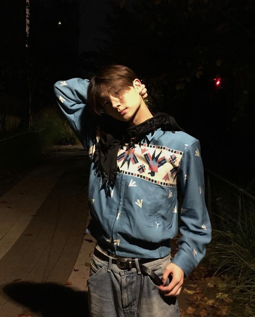 보로 느낌 스카프로 빈티지한 매력을 극대화한 나현웅. / 이미지 출처: 인스타그램 @g4k4a