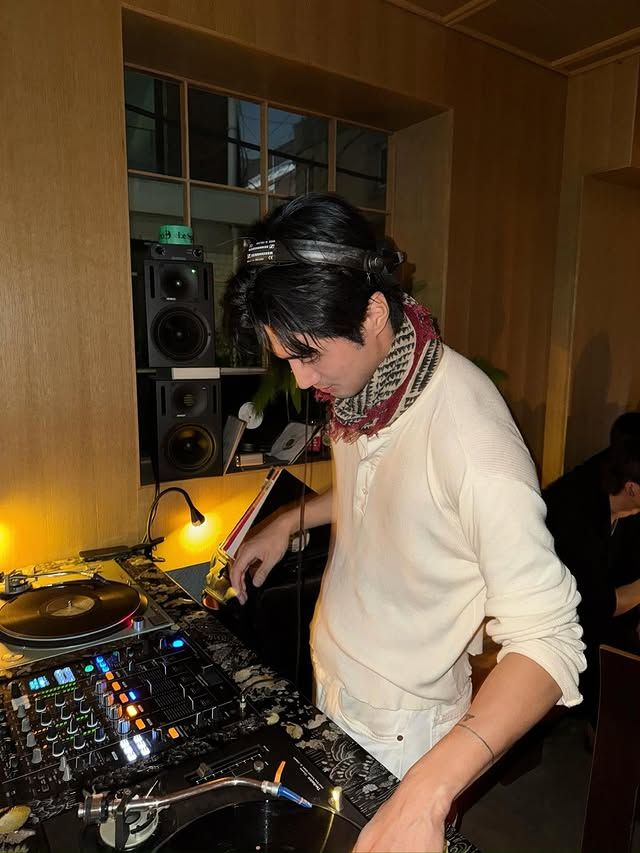 보로 느낌 스카프로 빈티지한 매력을 극대화한 나현웅. / 이미지 출처: 인스타그램 @g4k4a