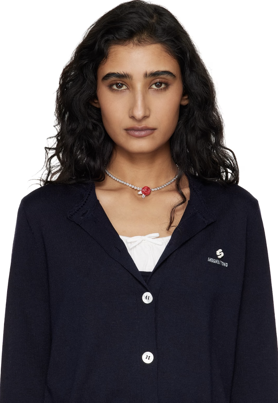 에나멜 로즈 펜던트가 포인트인 슈슈통의 초커 / 이미지 출처: SSENSE