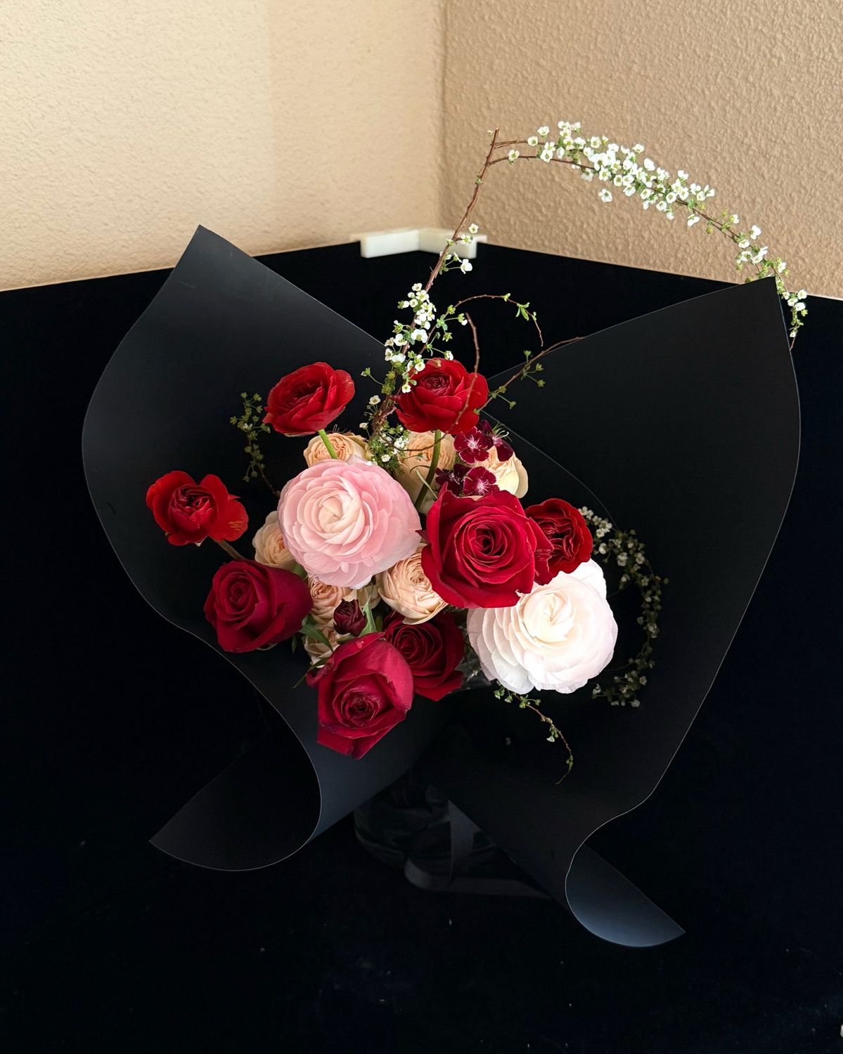 묵직한 검은색 포장지는 종류 불문 색을 선명하게 부각한다. / 출처: 킬리안 플라워 인스타그램(@killianflower)