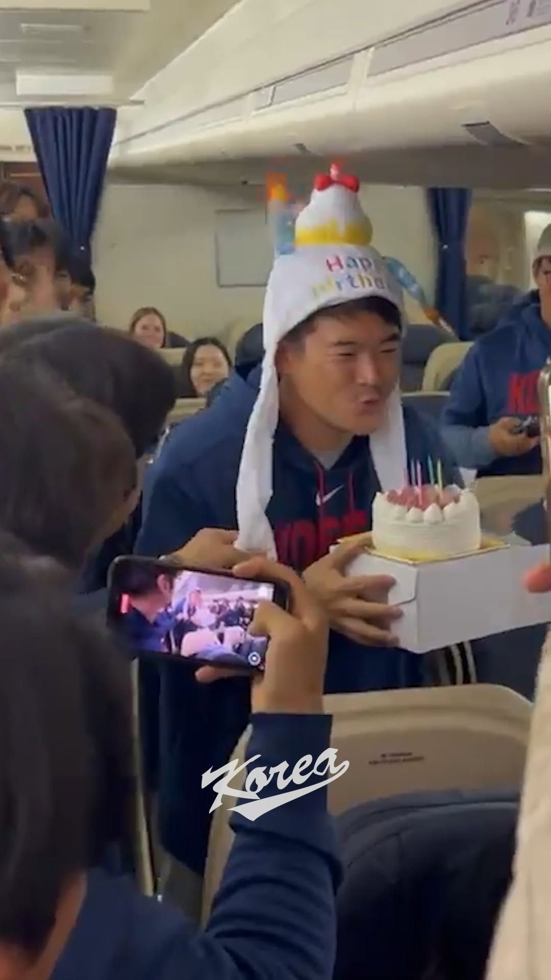 마이애미행 비행기 안에서 생일을 맞이해 선수 및 코치들의 축하를 받은 노경은 선수 / 이미지 출처: 인스타그램 @kbo.official